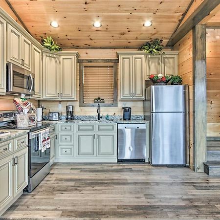 Smoky Mountain Hideaway With Hot Tub, Deck And Views! Villa Gatlinburg Exteriör bild