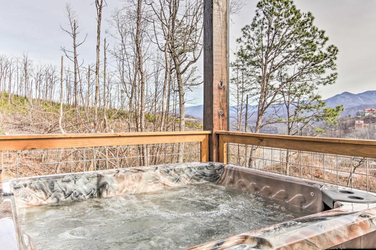 Smoky Mountain Hideaway With Hot Tub, Deck And Views! Villa Gatlinburg Exteriör bild