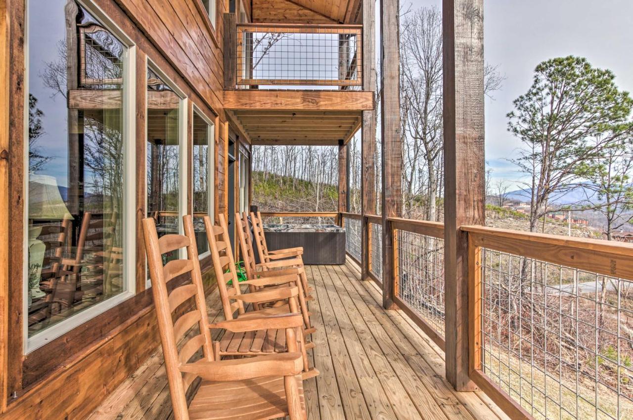 Smoky Mountain Hideaway With Hot Tub, Deck And Views! Villa Gatlinburg Exteriör bild