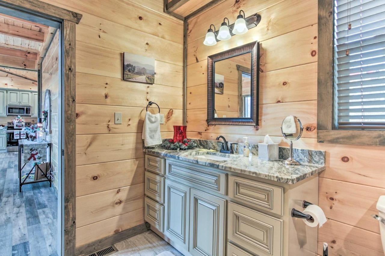 Smoky Mountain Hideaway With Hot Tub, Deck And Views! Villa Gatlinburg Exteriör bild