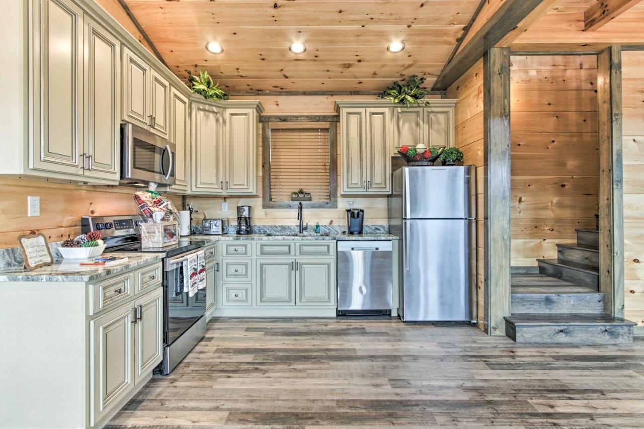 Smoky Mountain Hideaway With Hot Tub, Deck And Views! Villa Gatlinburg Exteriör bild